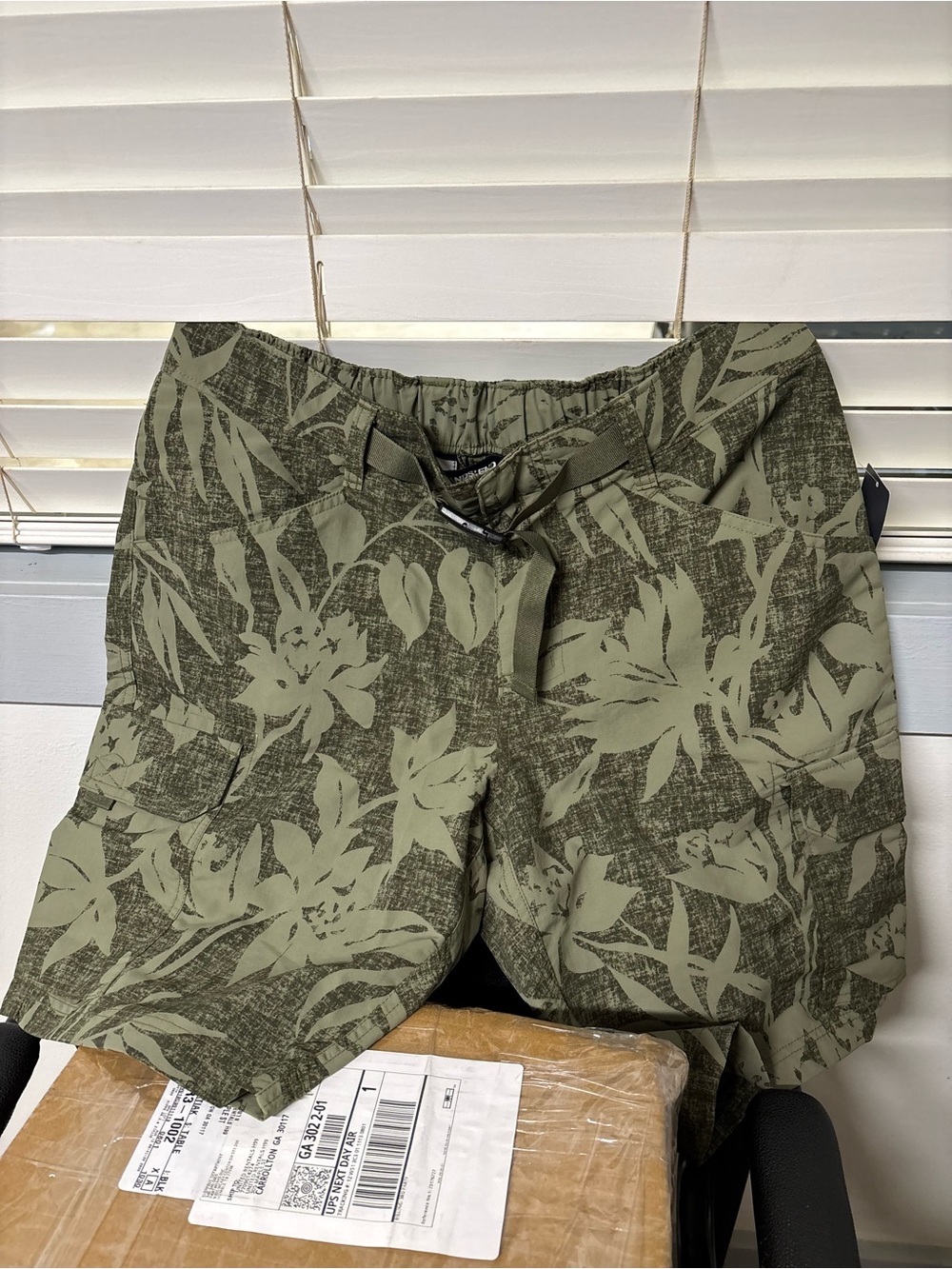 Lands' End Men's Tan and Beige Floral Cargo Shorts